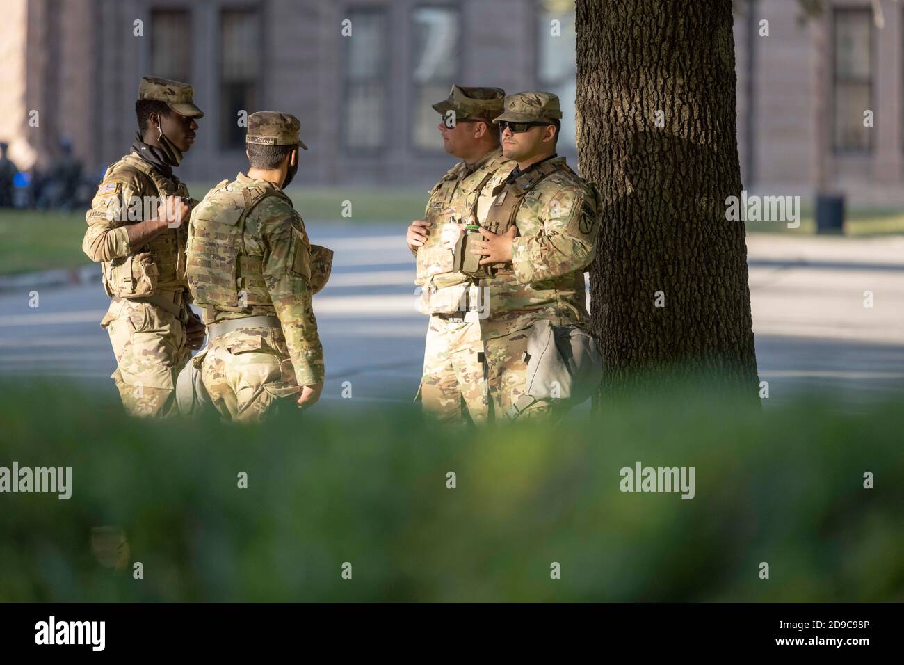 Spezialisten der Nationalgarde bewachen das Südtor des Texas Capitol am Nachmittag des 3. November 2020. Die Garde wurde entsandt, um das Ministerium für öffentliche Sicherheit (DPS) von Texas im Falle von Wahlunruhen heute Abend zu unterstützen. Stockfoto