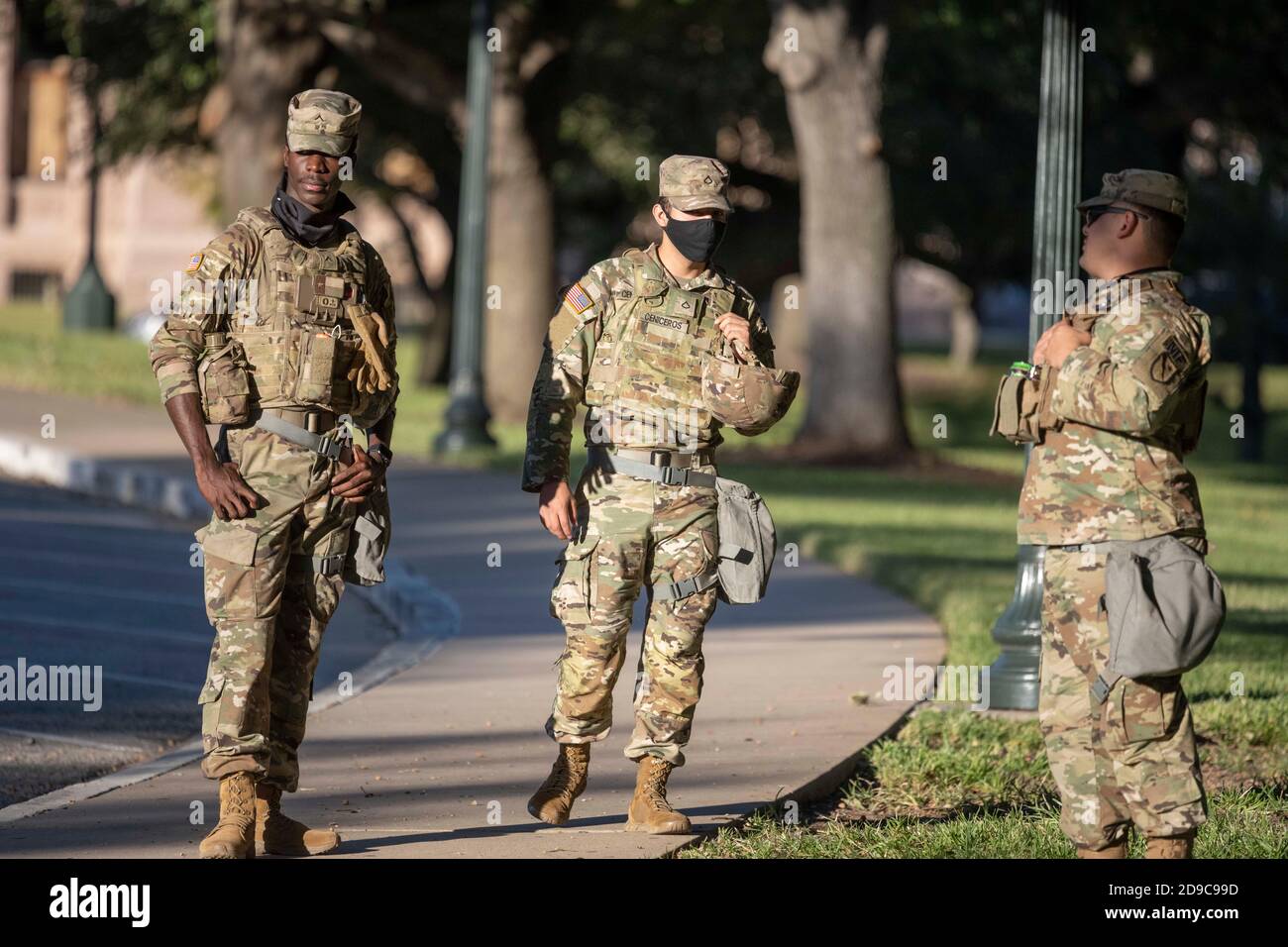 Spezialisten der Nationalgarde bewachen das Südtor des Texas Capitol am Nachmittag des 3. November 2020. Die Garde wurde entsandt, um das Ministerium für öffentliche Sicherheit (DPS) von Texas im Falle von Wahlunruhen heute Abend zu unterstützen. Stockfoto