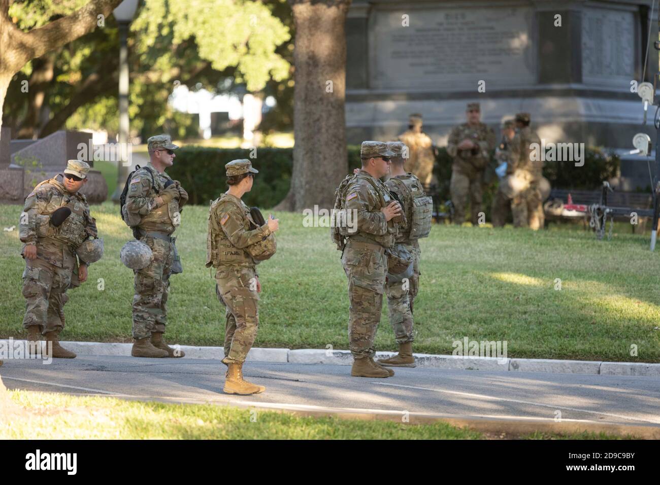 Spezialisten der Nationalgarde bewachen das Südtor des Texas Capitol am Nachmittag des 3. November 2020. Die Garde wurde entsandt, um das Ministerium für öffentliche Sicherheit (DPS) von Texas im Falle von Wahlunruhen heute Abend zu unterstützen. Stockfoto