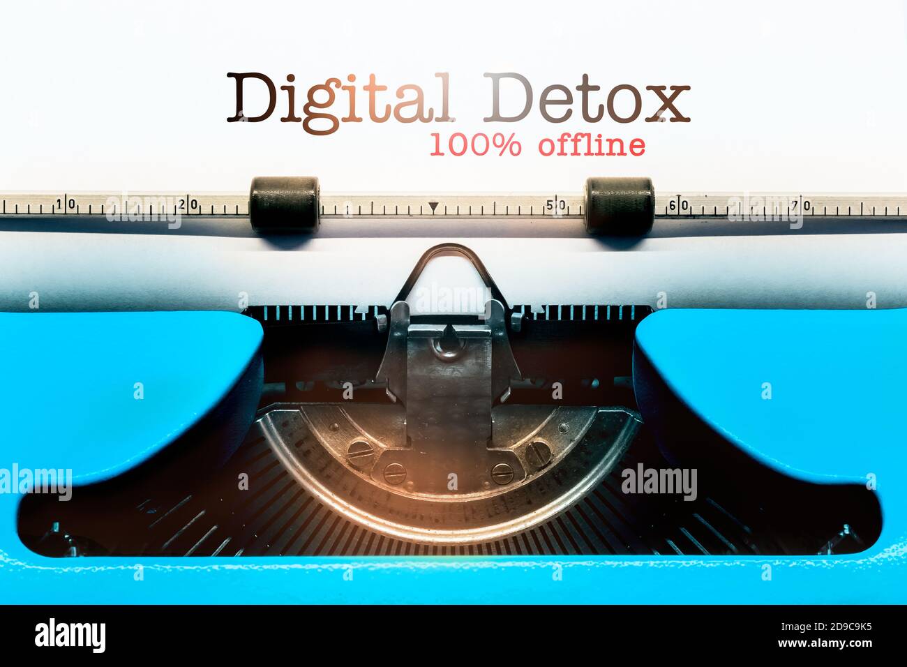 Bild einer altmodischen Schreibmaschine mit den Worten Digital Detox Und 100 Prozent Offline Stockfoto