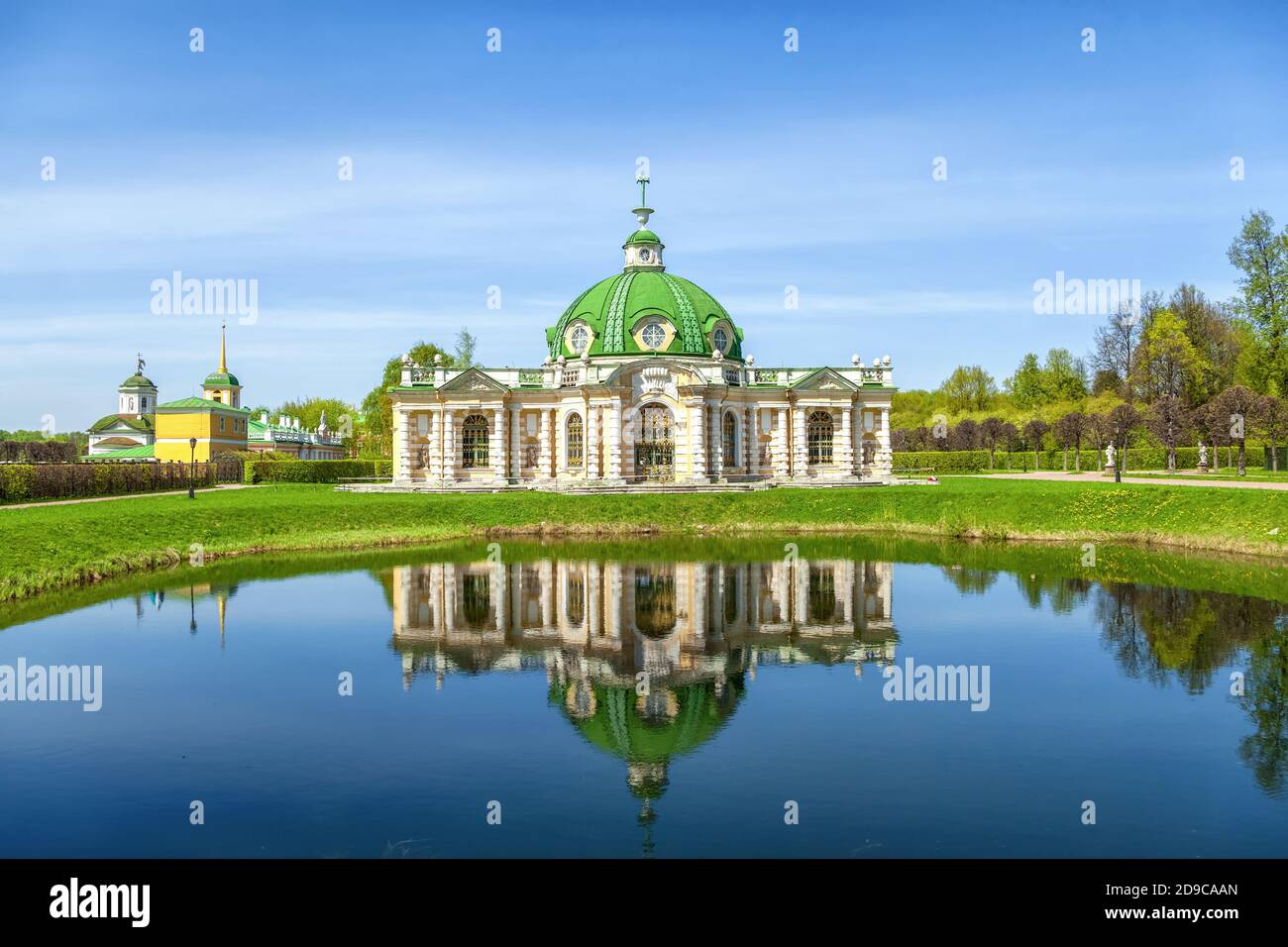 Grottopavillon mit Spiegelung im historischen Kuskowo-gut in Moskau, Russland Stockfoto