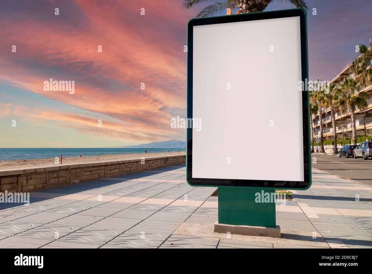 Leere Plakatwand, die sich bei Sonnenuntergang neben dem Strand befindet Stockfoto