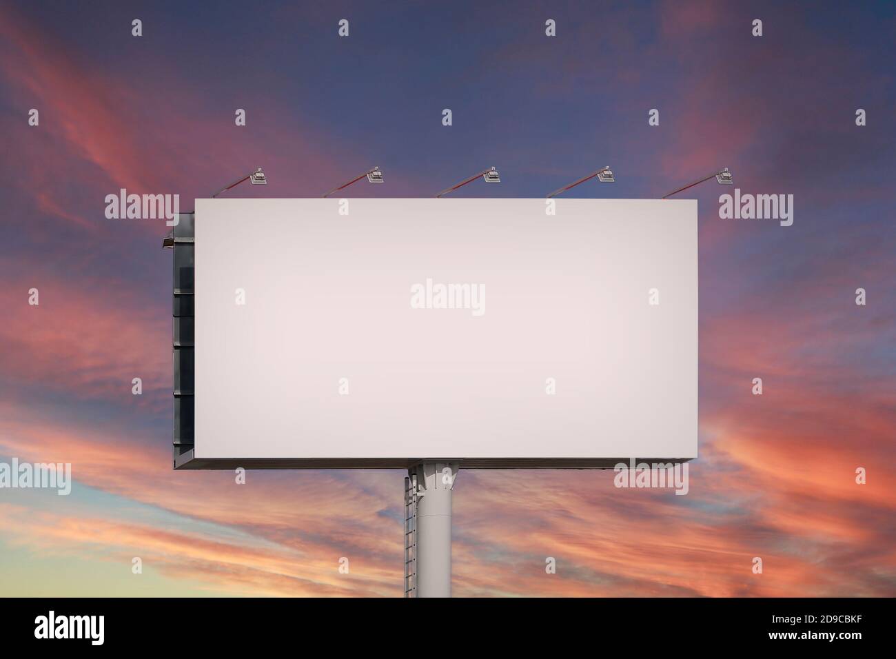 Leere Plakatwand-Mock-up für Werbung, bei Sonnenuntergang Stockfoto