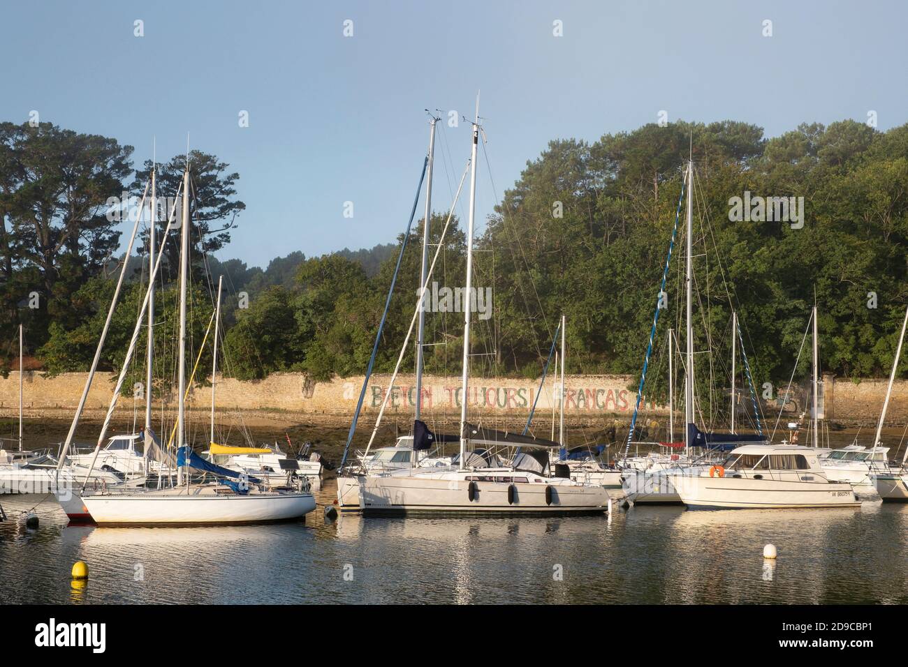 Boote vor Conleau Beach am Golf von Morbihan, Vannes, Bretagne, Frankreich. Graffiti auf Französisch lautet "Always Breton!" Stockfoto