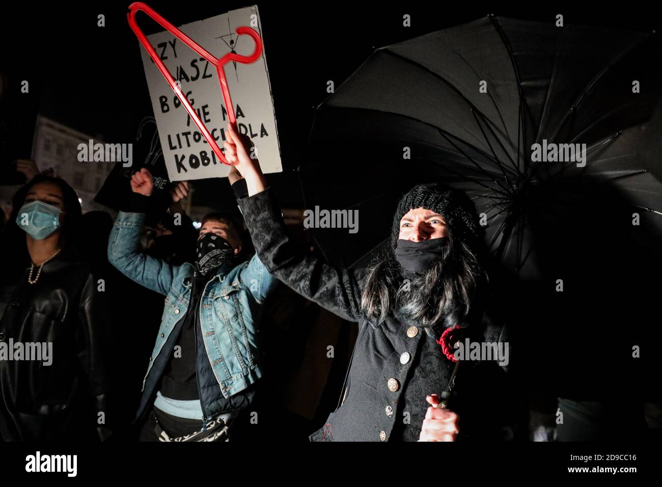 Ein Protestler sah, wie er einen Kleiderbügel hielt. Das polnische Verfassungsgericht hat in seinem neuen, politisch gewählten Gerichtsgebäude entschieden, dass Abtreibung verfassungswidrig ist Stockfoto