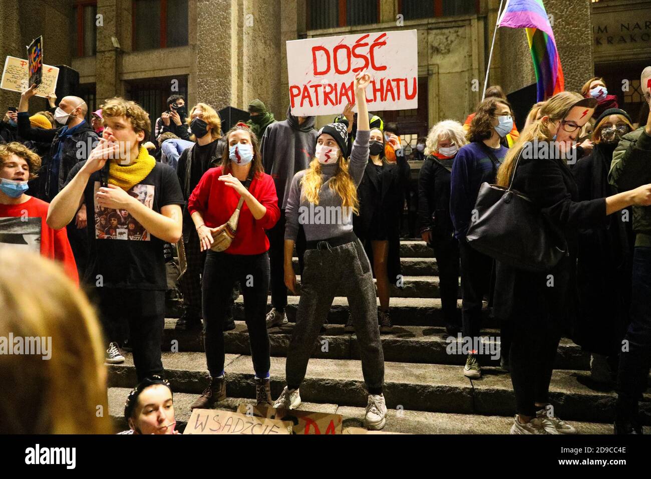 Demonstranten tanzen während der 'General Strike x Techno Party'. Hinter ihnen ist ein Plakat mit der Aufschrift "ganz Patriarchat" zu sehen. Der Polnische Konst Stockfoto