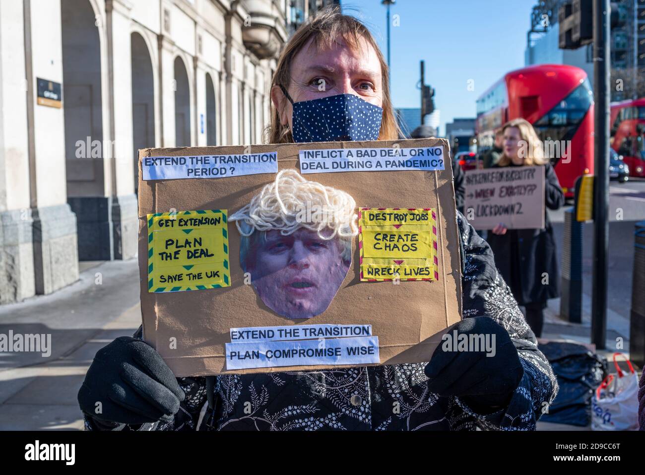 Frauen protestieren gegen Boris Johnson, Brexit, COVID 19 Lockdown, mit Plakat mit Versionen von Regierungslosungen. Brexit-Verlängerung Stockfoto
