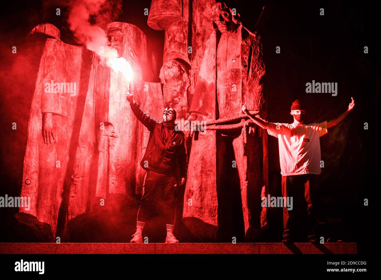 Ein Protestler hält eine rote Lichtreflexe gesehen stehen auf einem Denkmal. Das polnische Verfassungsgericht hat in seinem neuen, politisch gewählten Gerichtsgebäude entschieden Stockfoto