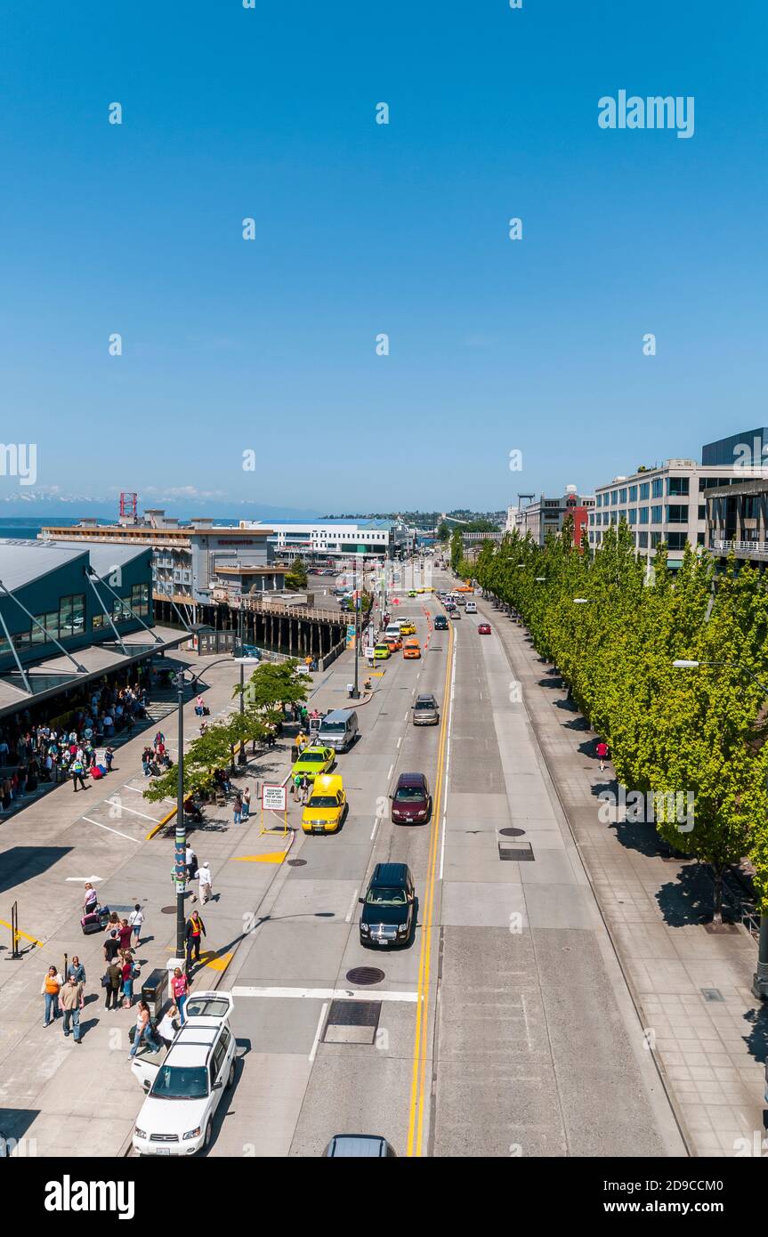 Erhöhter Blick nordwestlich auf Alaskan Way um Pier 70 in Belltown in Seattle, Washington. Stockfoto