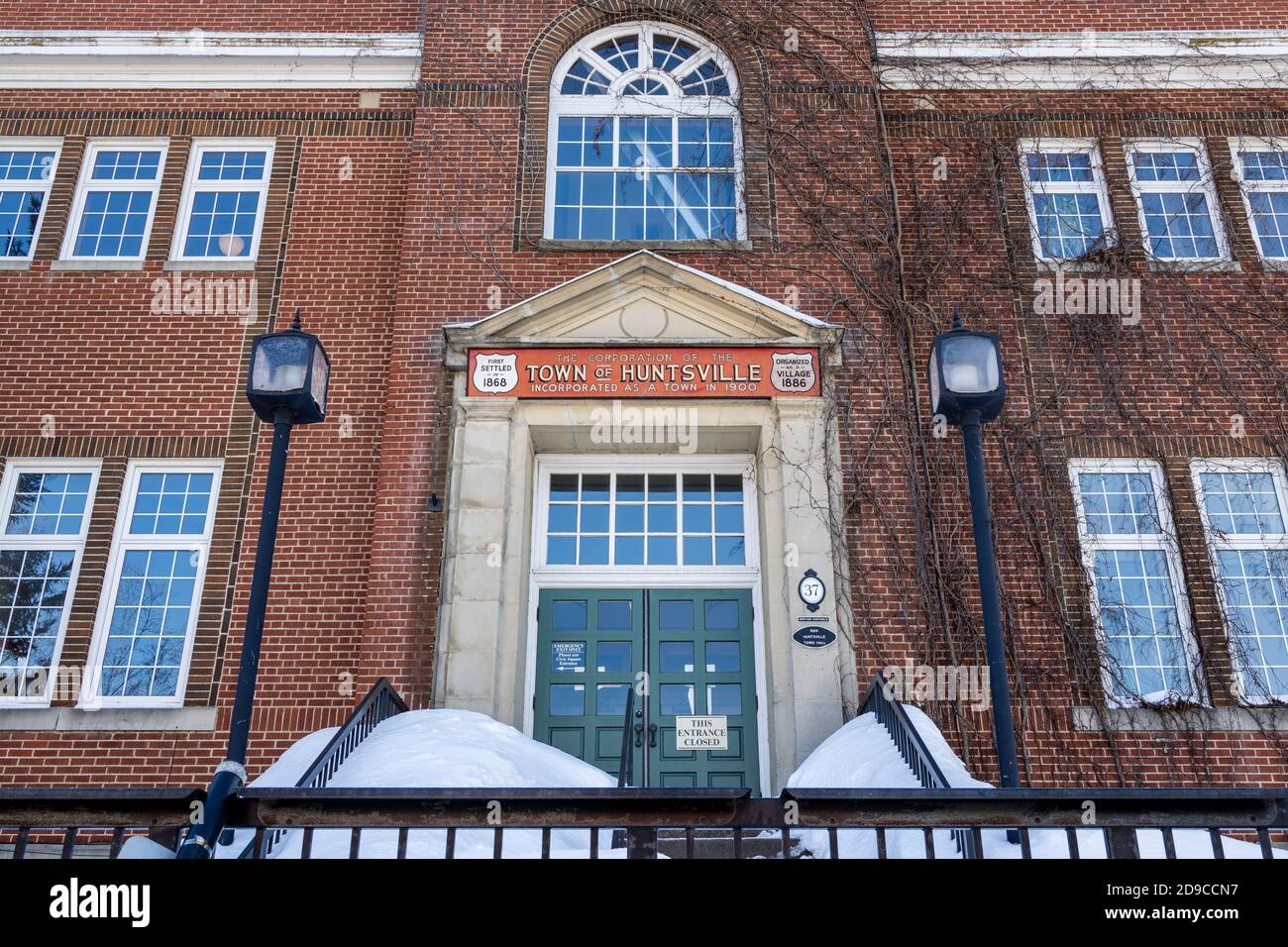 Ein Blick auf die Vorderseite des alten Huntsville Town Hall im Winter. Stockfoto