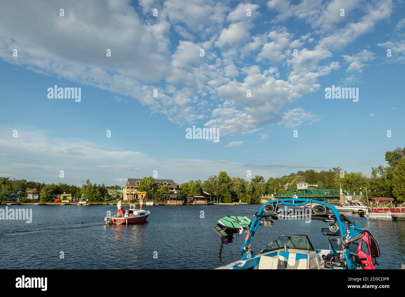 Muskoka River mit Booten an der Stadt Docks in Huntsville, Ontario Stockfoto