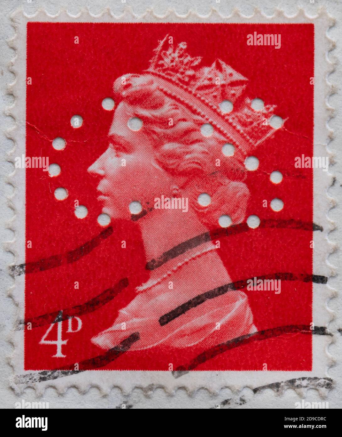 Perfin - perforierte Initialen 'C.S' auf Queen Elizabeth II 4d Briefmarke Stockfoto