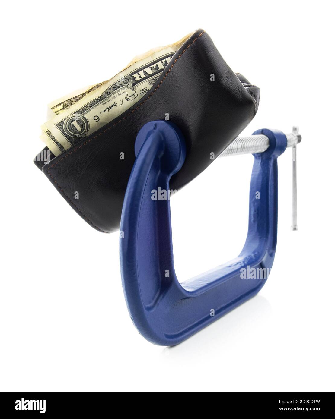 Knappes Budget – isolierter Schraubstock mit Geldbörse auf weißem Hintergrund. Stockfoto