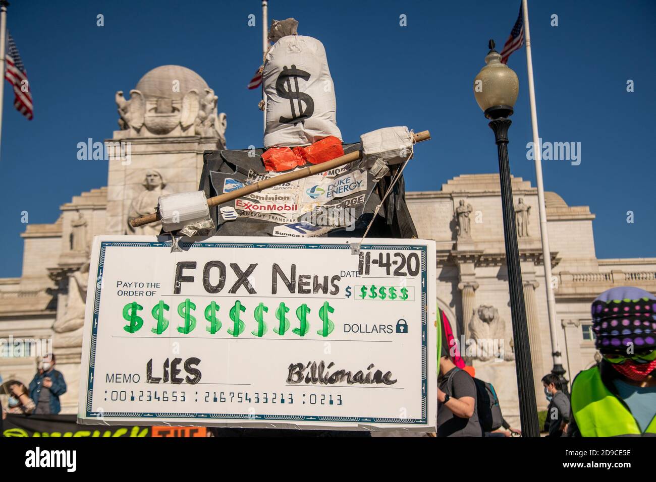 Washington, USA. November 2020. Am 4. November 2020 versammelt sich eine Sammlung aktivistischer Gruppen in der Union Station und marschiert zum Büro von Fox News DC in Washington, DC, um gegen die Reaktion von Präsident Trump auf die Wahlen, den Klimawandel, die Brutalität der Polizei und konservative Medien zu protestieren. (Foto: Matthew Rodier/Sipa USA) Quelle: SIPA USA/Alamy Live News Stockfoto