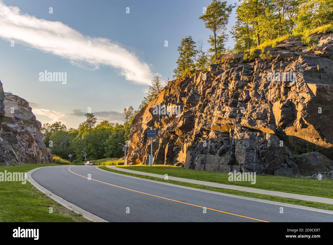 Felsschnitt an der Forbes Hill Road, Huntsville, Ontario Stockfoto