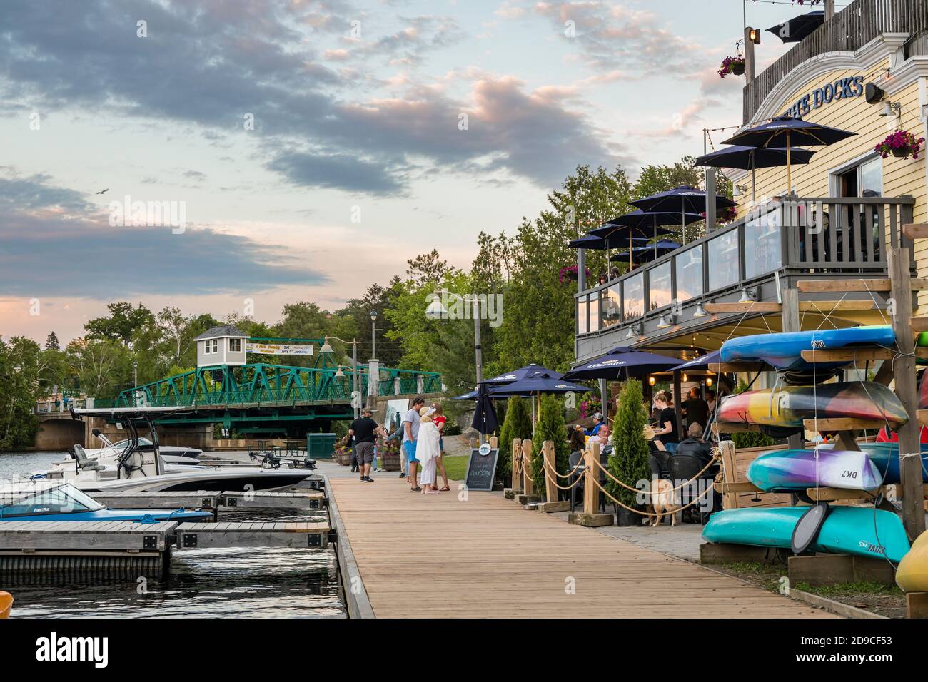 Die Town Docks, die alte Swing Bridge und Geschäfte entlang des Muskoka River in Huntsville, Ontario. Stockfoto