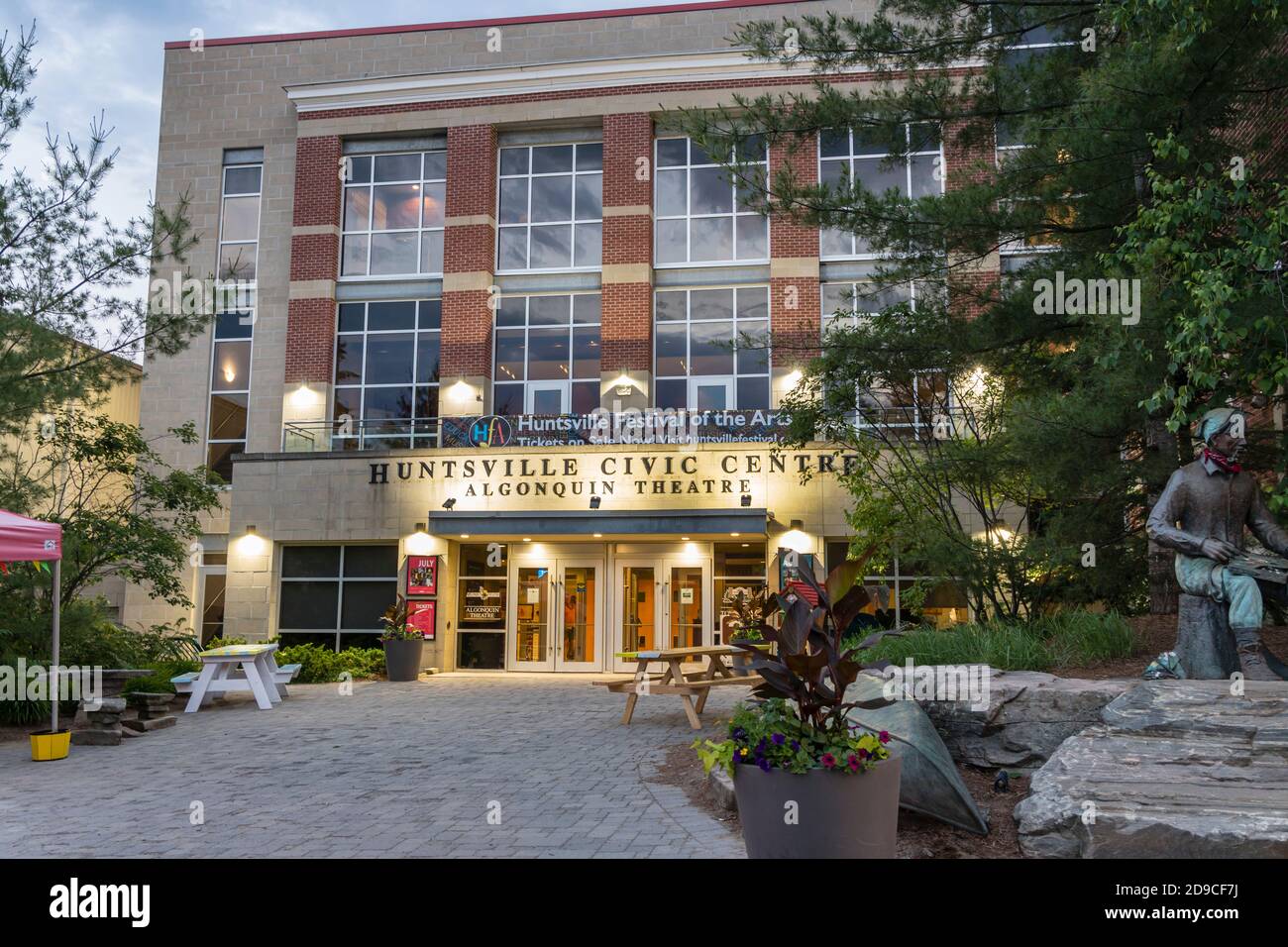 Eine Dämmerung des Huntsville Civic Center und Algonquin Theater Stockfoto