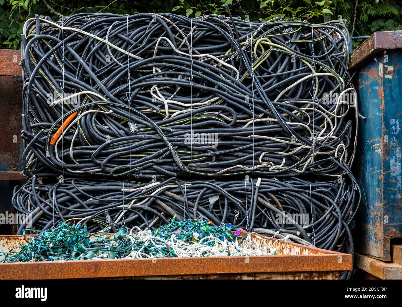 Blöcke isolierter Elektrokabel zum Recycling gestapelt. Stockfoto