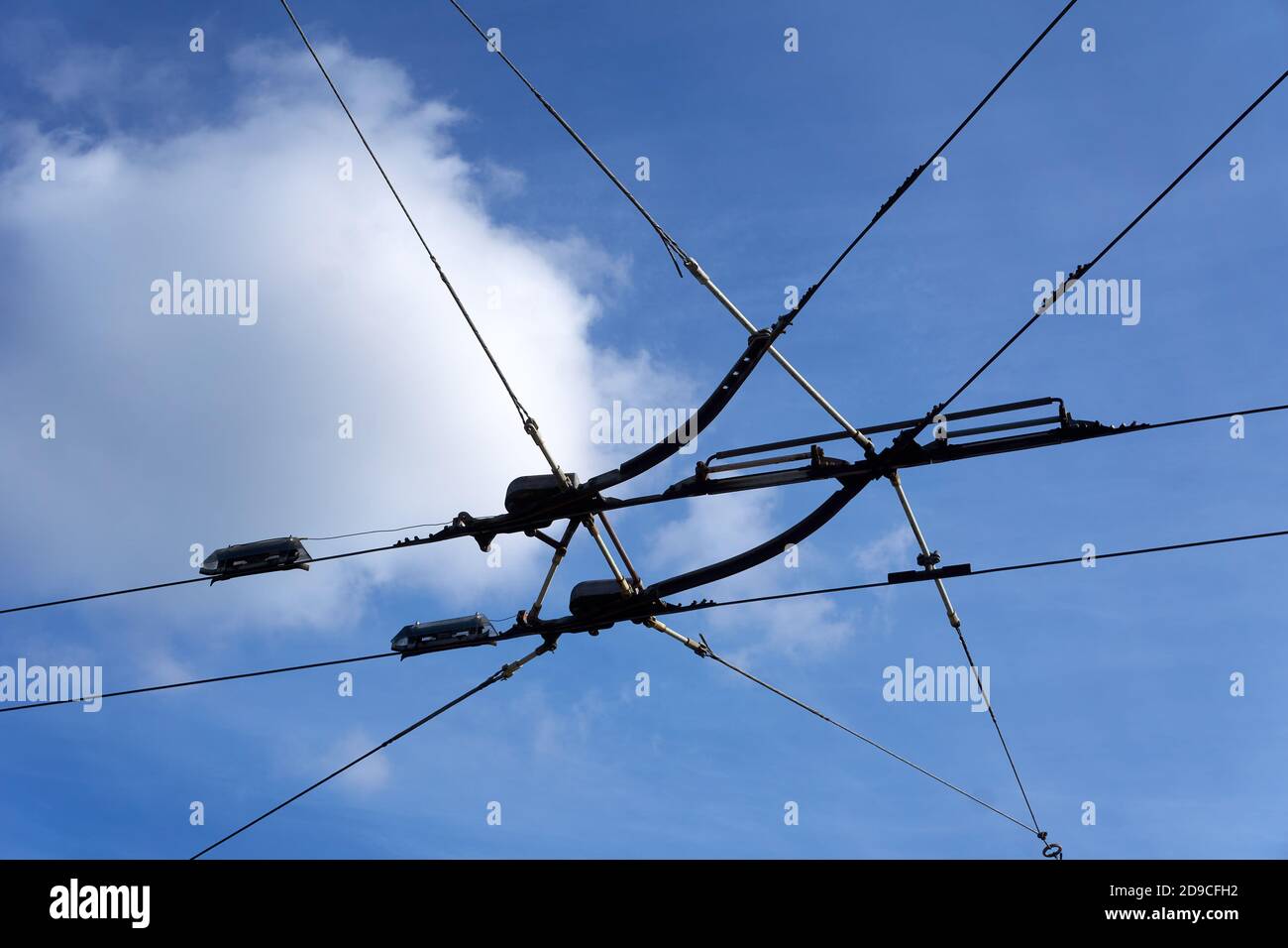 Oberleitung elektrische Trolley-Bus Drähte gegen einen blauen Himmel, Vancouver, British Columbia, Kanada Stockfoto