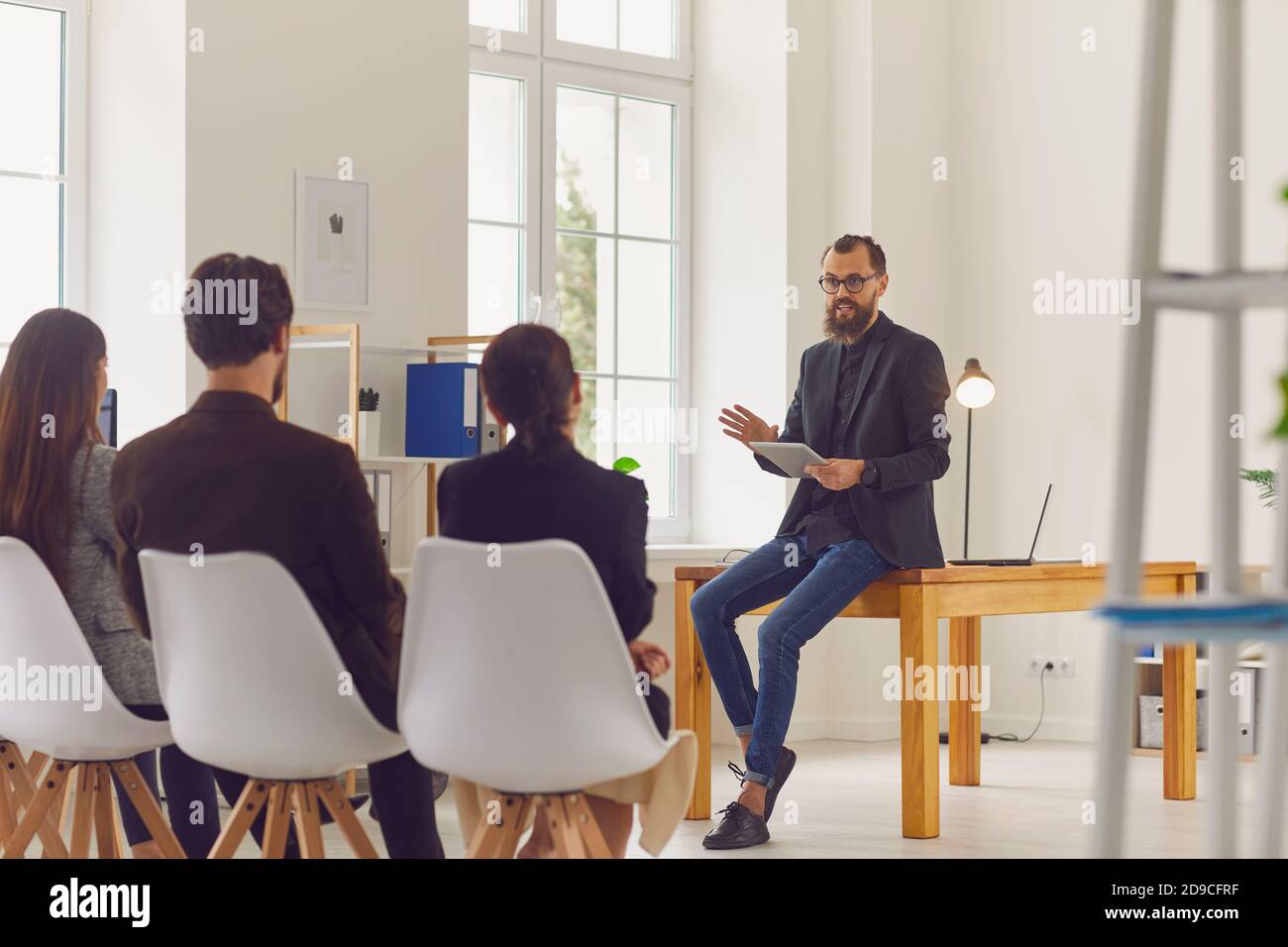 Junge Geschäftsmann Sprecher oder Firmeninhaber, die Präsentation für Büro Mitarbeiter Stockfoto