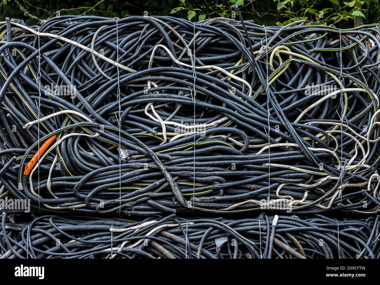Blöcke isolierter Elektrokabel zum Recycling gestapelt. Stockfoto