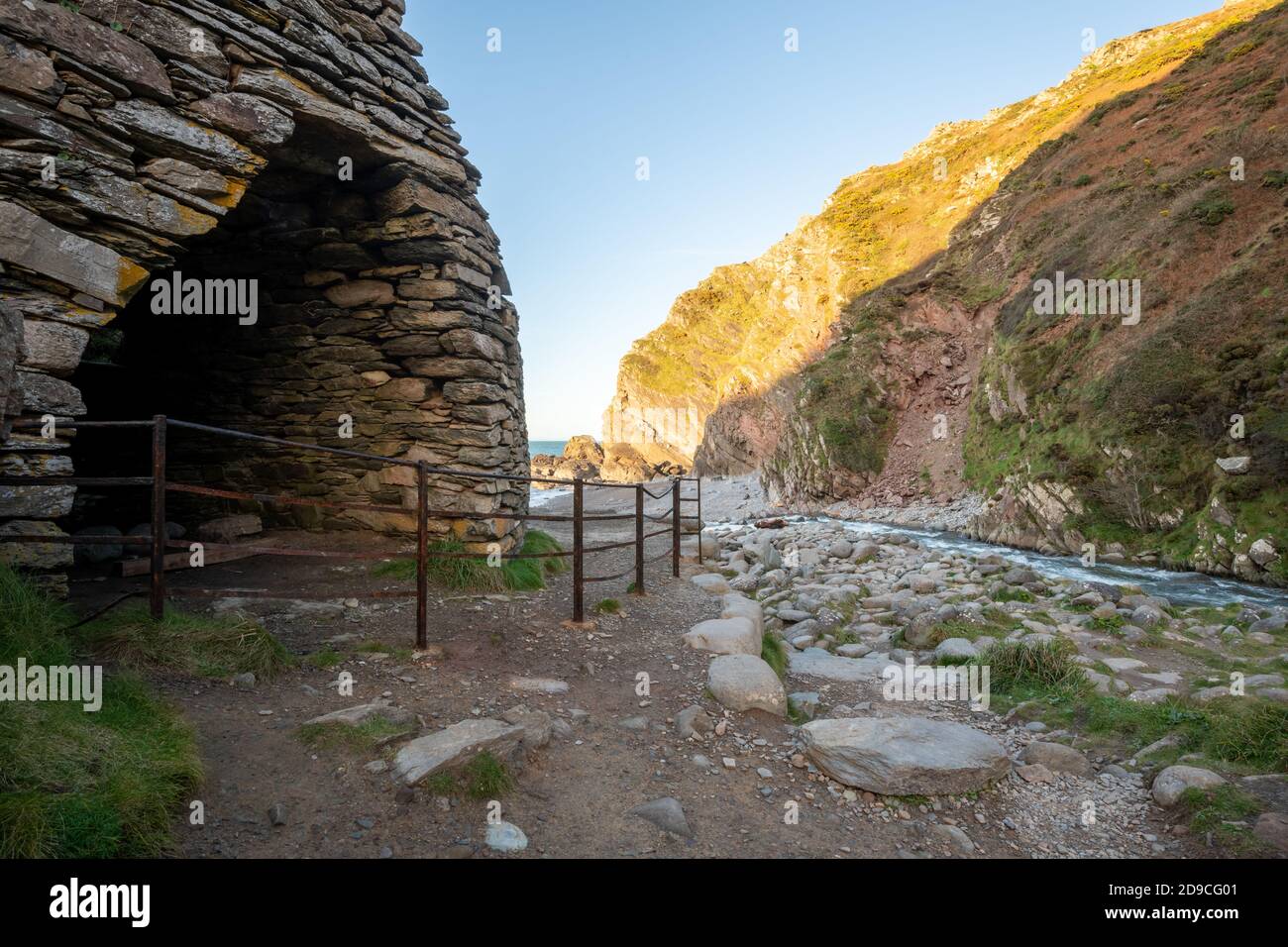 Langzeitbelichtung des Flusses Heddon, der auf den Strand fließt Bei Heddons Mund in Exmoor Stockfoto