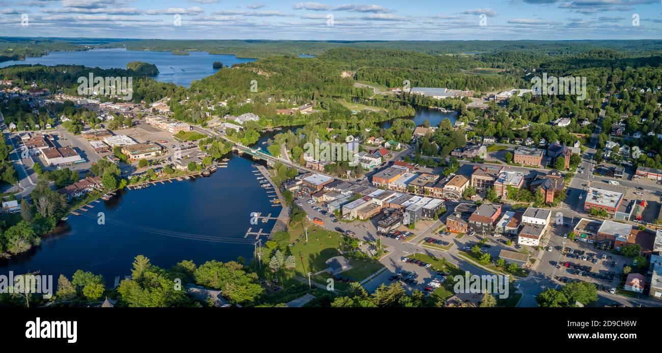 Eine Luftaufnahme der Innenstadt von Huntsville mit Blick Richtung Fairy Lake. Stockfoto