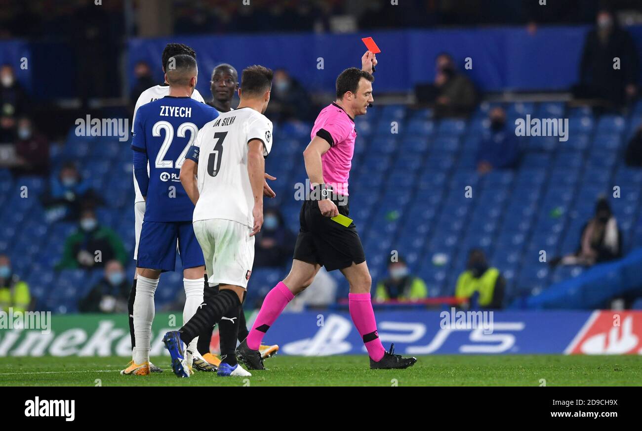 Schiedsrichter Felix Zwayer (rechts) schickt Rennes' Estevao Dalbert während des UEFA Champions League Group E Spiels in Stamford Bridge, London. Stockfoto