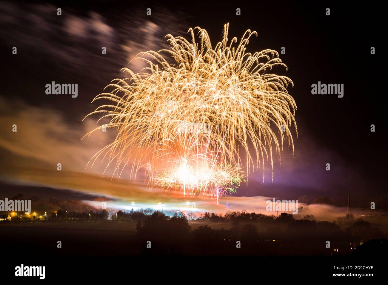 Yeovil, Somerset, Großbritannien. November 2020. Eine spektakuläre Show beim jährlichen Guy Fawkes Night Feuerwerk im Yeovil in Somerset. Die Feuerwerknacht wurde auf heute Abend (Mittwoch 4/11/20) vom Samstag 7. November vorangebracht, damit die Anzeige Schieß los. konnte, bevor die neue Covid-19 Sperre morgen (Donnerstag 5/11/20) eintrifft. Bild: Graham Hunt/Alamy Live News Stockfoto