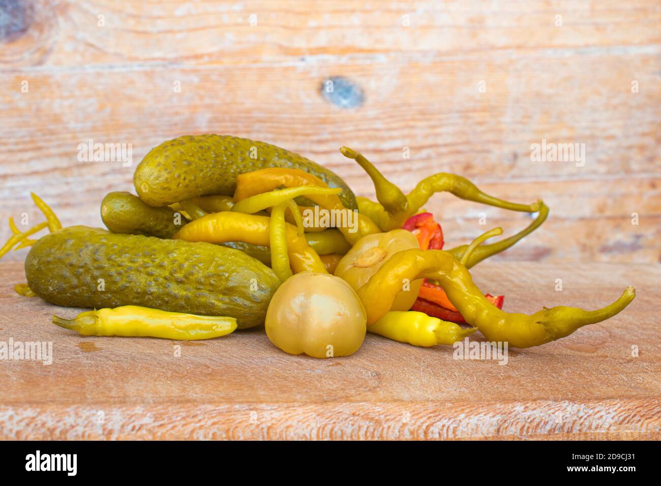 Traditionelle Pfeffer- und Gurkengurken auf Holzhintergrund Stockfoto