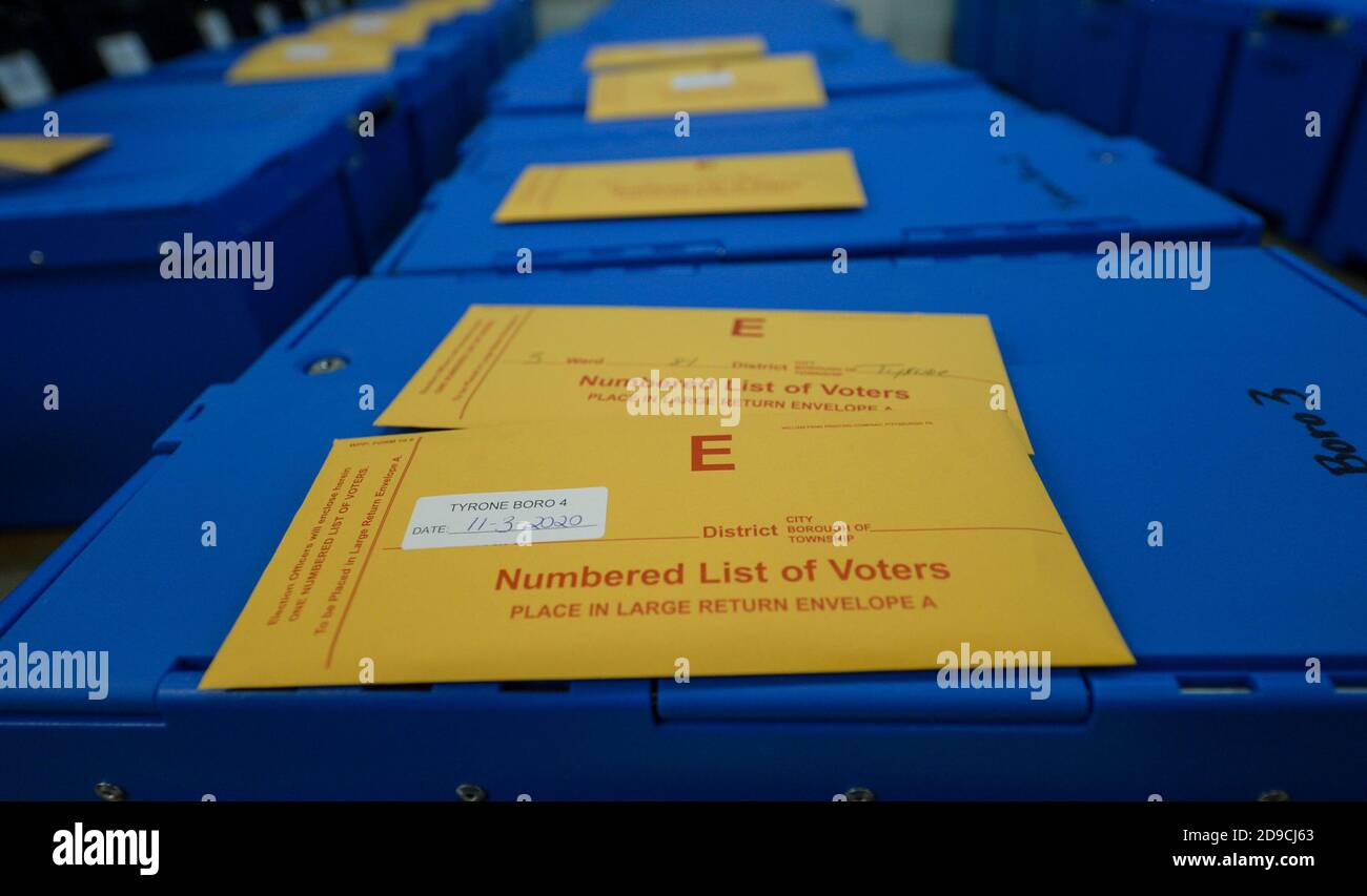 Altoona, Pennsylvania, USA. November 2020. Arbeiter brechen Wahlmaschinen und andere Materialien ab, die gestern in Blair County, Pennsylvania am 4. November 2020 zur Abstimmung verwendet wurden. Hinter den Kulissen zählen die Arbeiter die Stimmzettel, elektronisch und auf Papier, in einem privaten Raum. Wahlbeamte dort lehnten es ab, die Presse beobachten oder fotografieren die Tally Zimmer und Arbeiter zu lassen. Pennsylvania ist einer der Schlachtfelder Staaten für die amerikanischen Präsidentschaftswahlen und sagen, dass sie nicht haben Summen bis Freitag frühestens. Tim Boyles/Alamy Live News Stockfoto