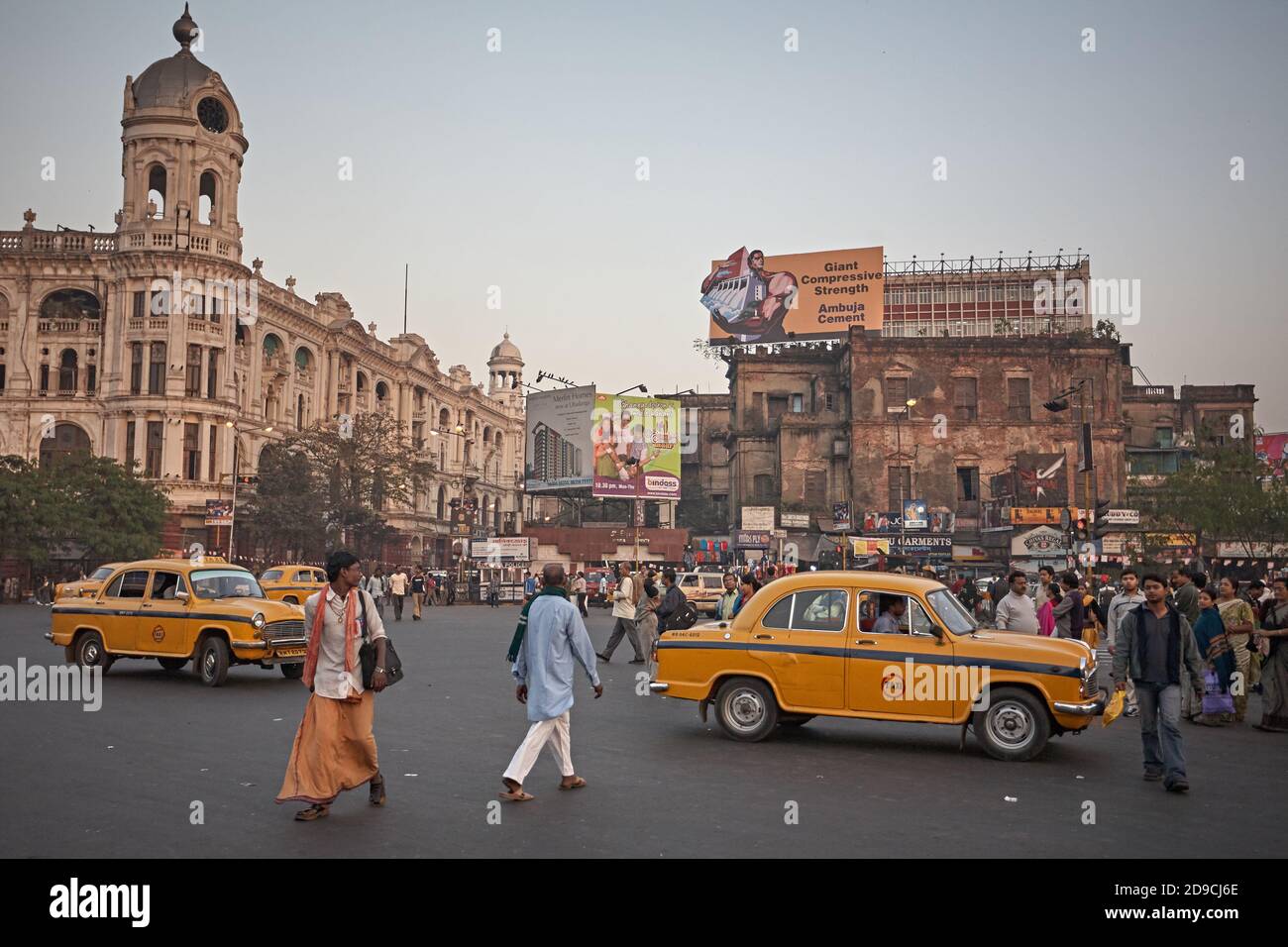 Kalkutta, Indien, Januar 2008. Taxis und Leute, die die Straße neben der Bushaltestelle Esplanade überqueren. Stockfoto