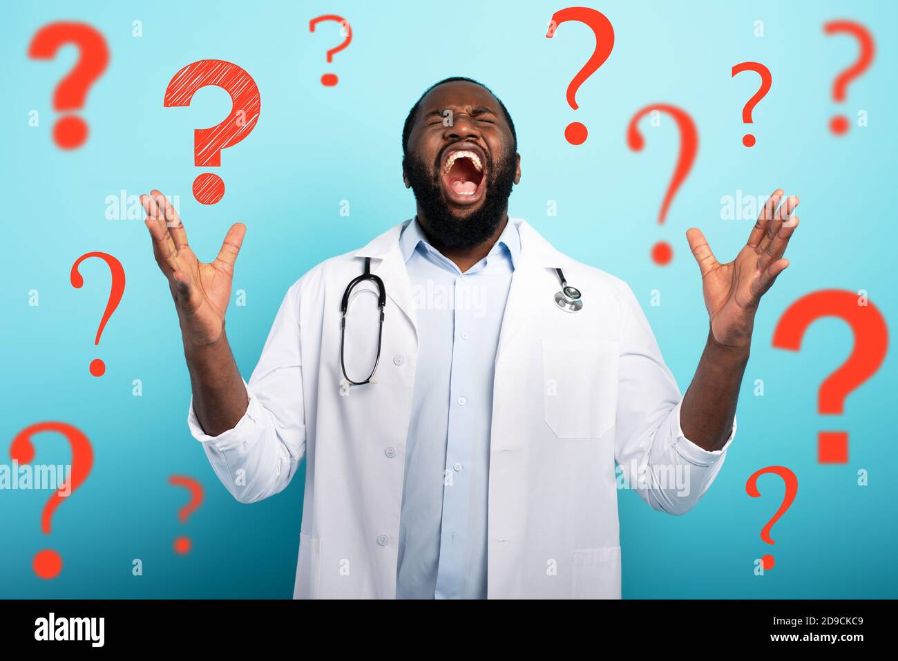 Arzt ist erschöpft und gestresst wegen Überlastung durch Coronavirus covid-19. Er hat viele Zweifel und Fragen. Cyanfarbener Hintergrund Stockfoto