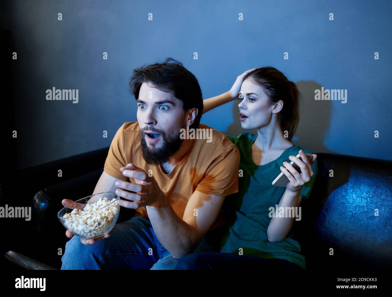 Mann Schläft Jeden Abend Vor Dem Fernseher Ein Mann und Frau Vor Dem Fernseher Stockfotos und -bilder Kaufen - Alamy