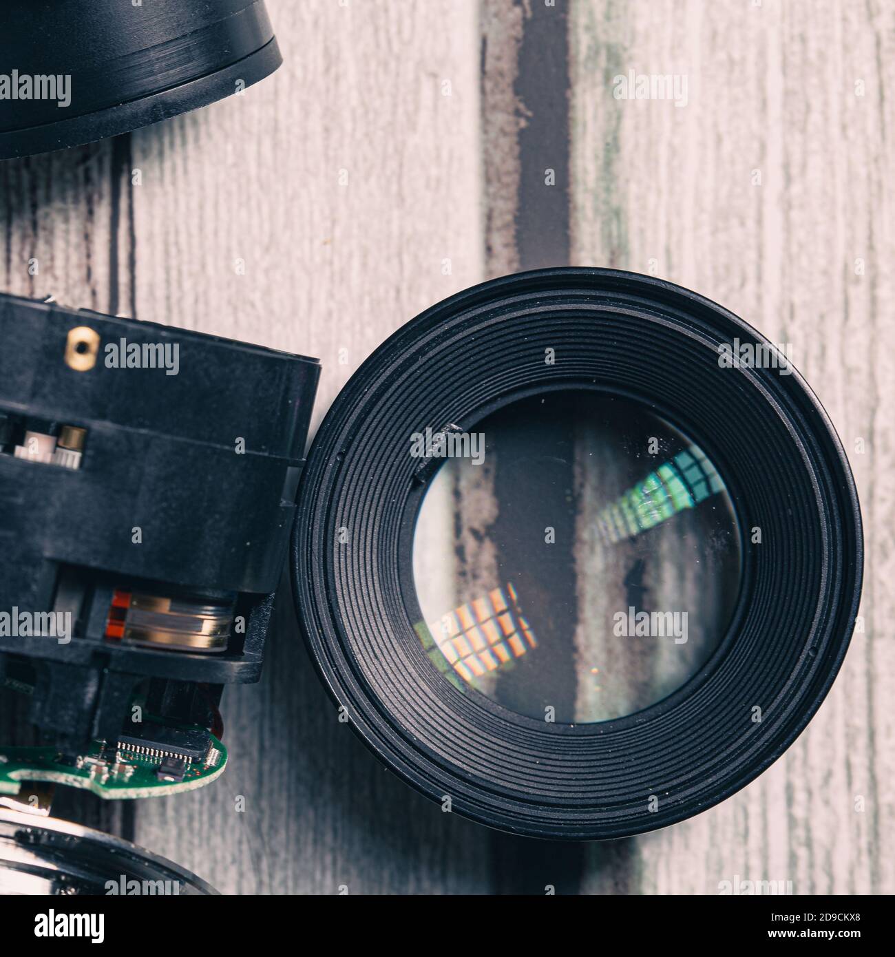 Konvexe Lupenlinse an einem defekten Objektiv der Fotokamera Stockfoto