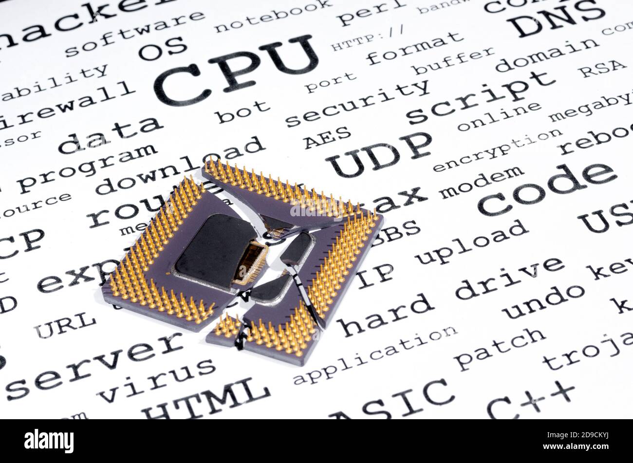 Eine gerissene, gebrochene CPU ruht auf dem Computer Verwandte Suchbegriffe. Stockfoto