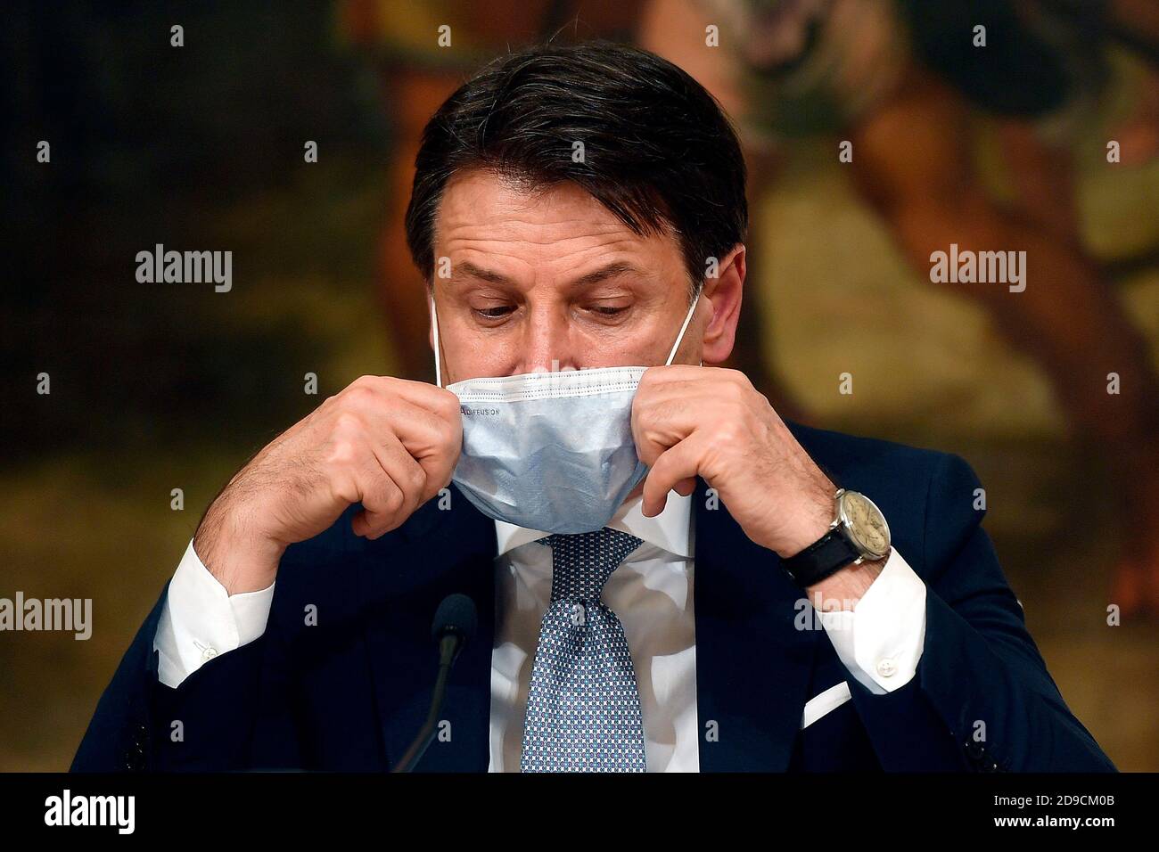 Rom, Italien. November 2020. Der italienische Ministerpräsident Giuseppe Conte trägt eine Gesichtsmaske während der Pressekonferenz über das Regierungsdekret, das neue Maßnahmen gegen den Notfall in Covid-19 enthält. Italien wird drei verschiedene Sperrungen folgen, je nachdem, wie stark die Pandemie in den verschiedenen Regionen verbreitet wird. Es gibt rote, orange und gelbe Zonen. Rom (Italien), 4. November 2020 Photo Pool Alessandro Serrano' Insidefoto Credit: Insidefoto srl/Alamy Live News Stockfoto