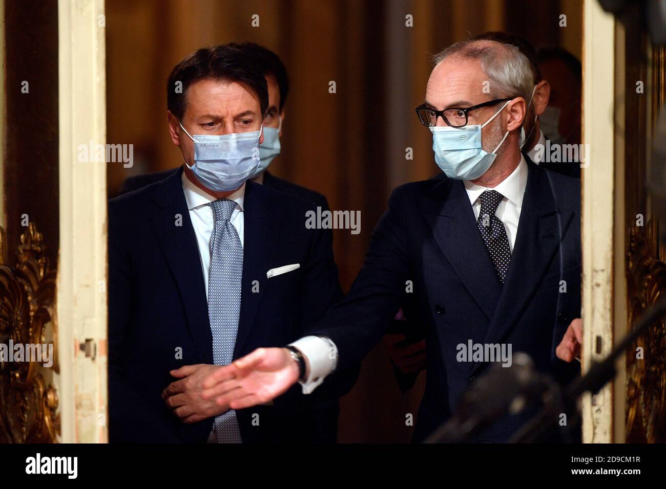 Rom, Italien. November 2020. Der italienische Ministerpräsident Giuseppe Conte trägt eine Gesichtsmaske während der Pressekonferenz über das Regierungsdekret, das neue Maßnahmen gegen den Notfall in Covid-19 enthält. Italien wird drei verschiedene Sperrungen folgen, je nachdem, wie stark die Pandemie in den verschiedenen Regionen verbreitet wird. Es gibt rote, orange und gelbe Zonen. Rom (Italien), 4. November 2020 Photo Pool Alessandro Serrano' Insidefoto Credit: Insidefoto srl/Alamy Live News Stockfoto