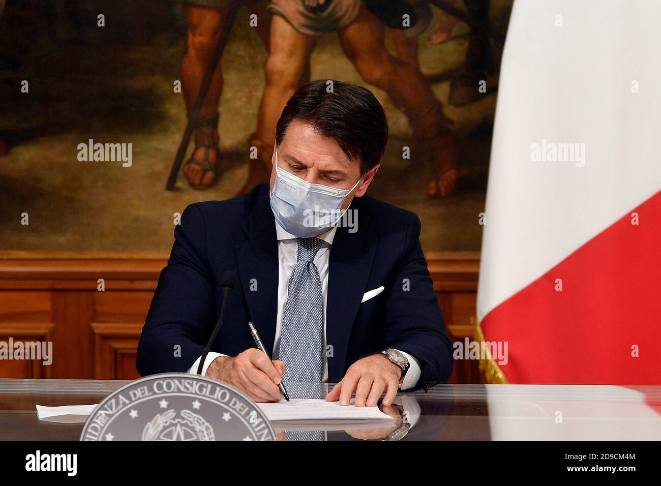Rom, Italien. November 2020. Der italienische Ministerpräsident Giuseppe Conte trägt eine Gesichtsmaske während der Pressekonferenz über das Regierungsdekret, das neue Maßnahmen gegen den Notfall in Covid-19 enthält. Italien wird drei verschiedene Sperrungen folgen, je nachdem, wie stark die Pandemie in den verschiedenen Regionen verbreitet wird. Es gibt rote, orange und gelbe Zonen. Rom (Italien), 4. November 2020 Photo Pool Alessandro Serrano' Insidefoto Credit: Insidefoto srl/Alamy Live News Stockfoto