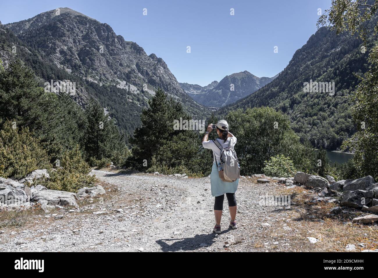 Junge Tourist Frau nehmen ein Bild vom Berg mit Handy Telefon Stockfoto