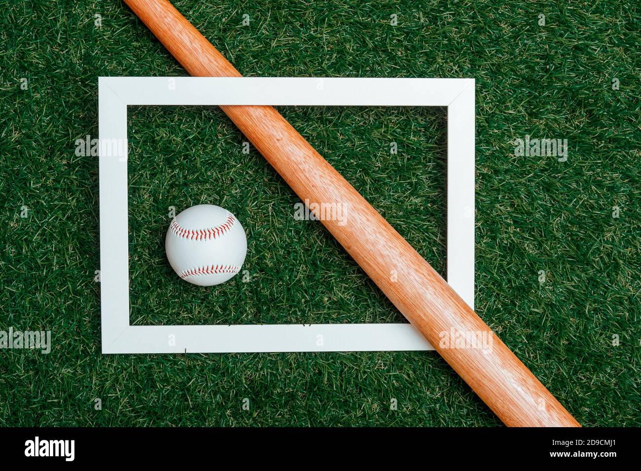 Baseballschläger und Ball auf Rahmen isoliert auf einem Feld von Gras. Flach liegend, Draufsicht. Sport Home und Workout Online-Konzept Stockfoto