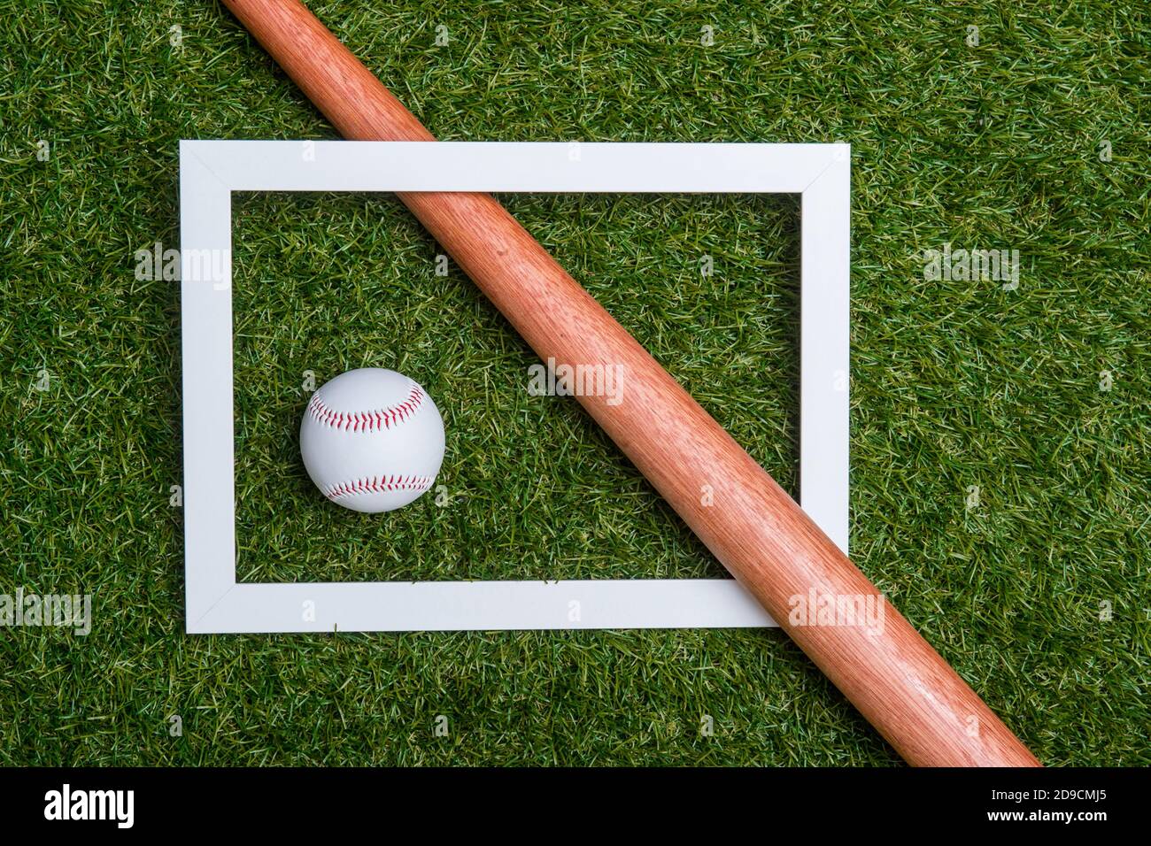 Baseballschläger und Ball auf Rahmen isoliert auf einem Feld von Gras. Flach liegend, Draufsicht. Sport Home und Workout Online-Konzept Stockfoto