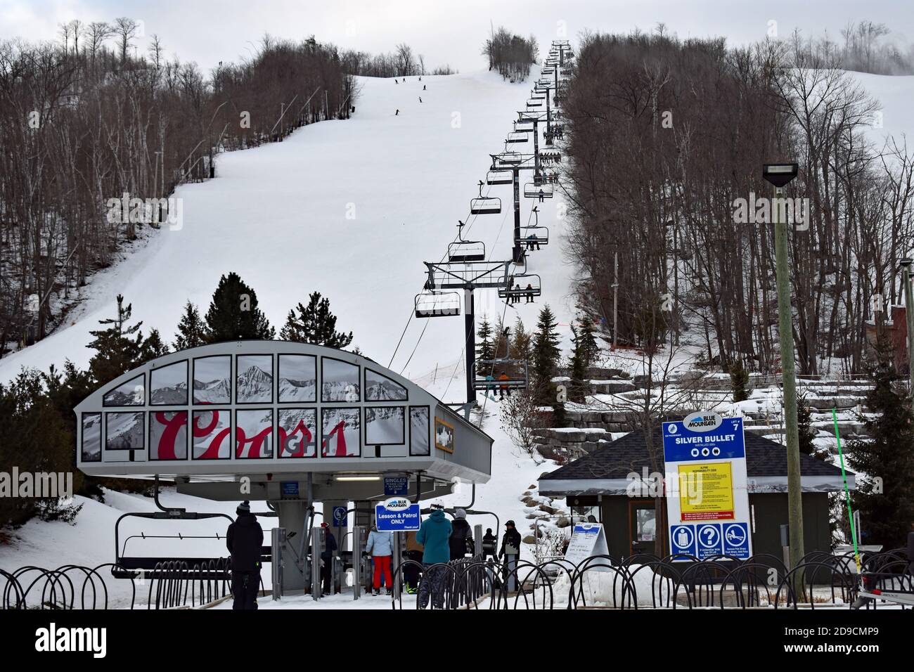 Ein Sessellift für Skifahrer und Snowboarder namens Silver Bullet im Blue Mountain Resort in Ontario, Kanada. Werbung für Coors ist auf dem Sessellift. Stockfoto