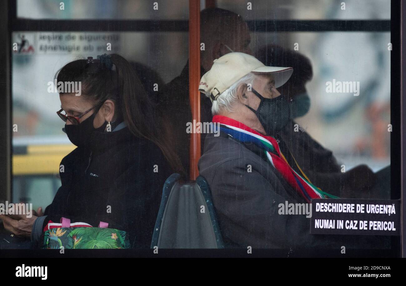 Bukarest, Rumänien - 04. November 2020: Menschen im Bus, zum Schutz vor der COVID-19-Infektion, in Bukarest, Rumänien. Stockfoto