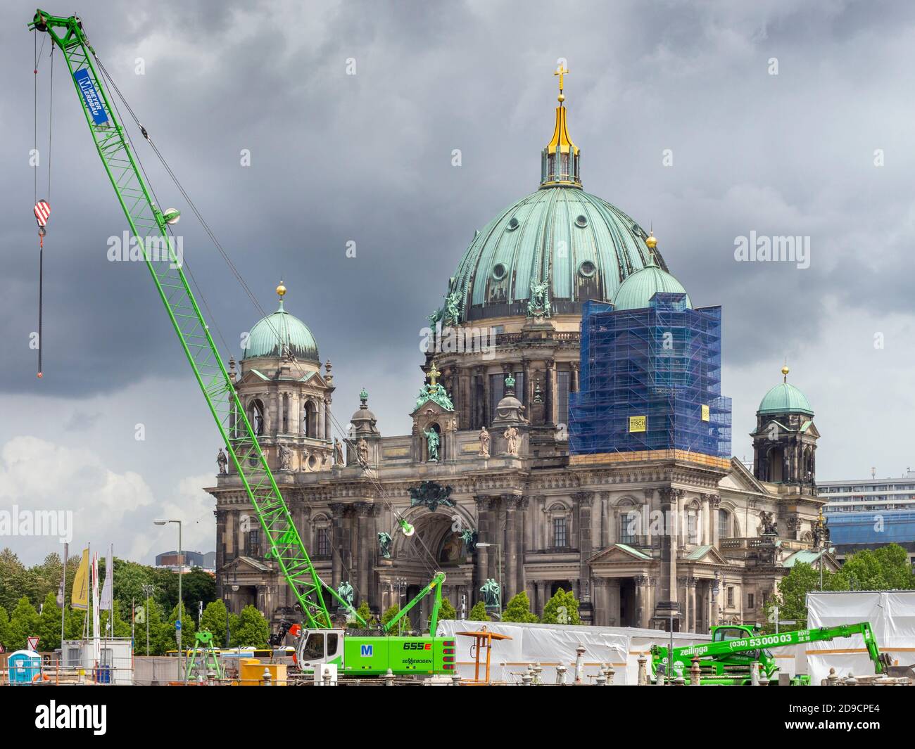 Blick auf den Berliner Dom von einer Baustelle mit Kranen Stockfoto