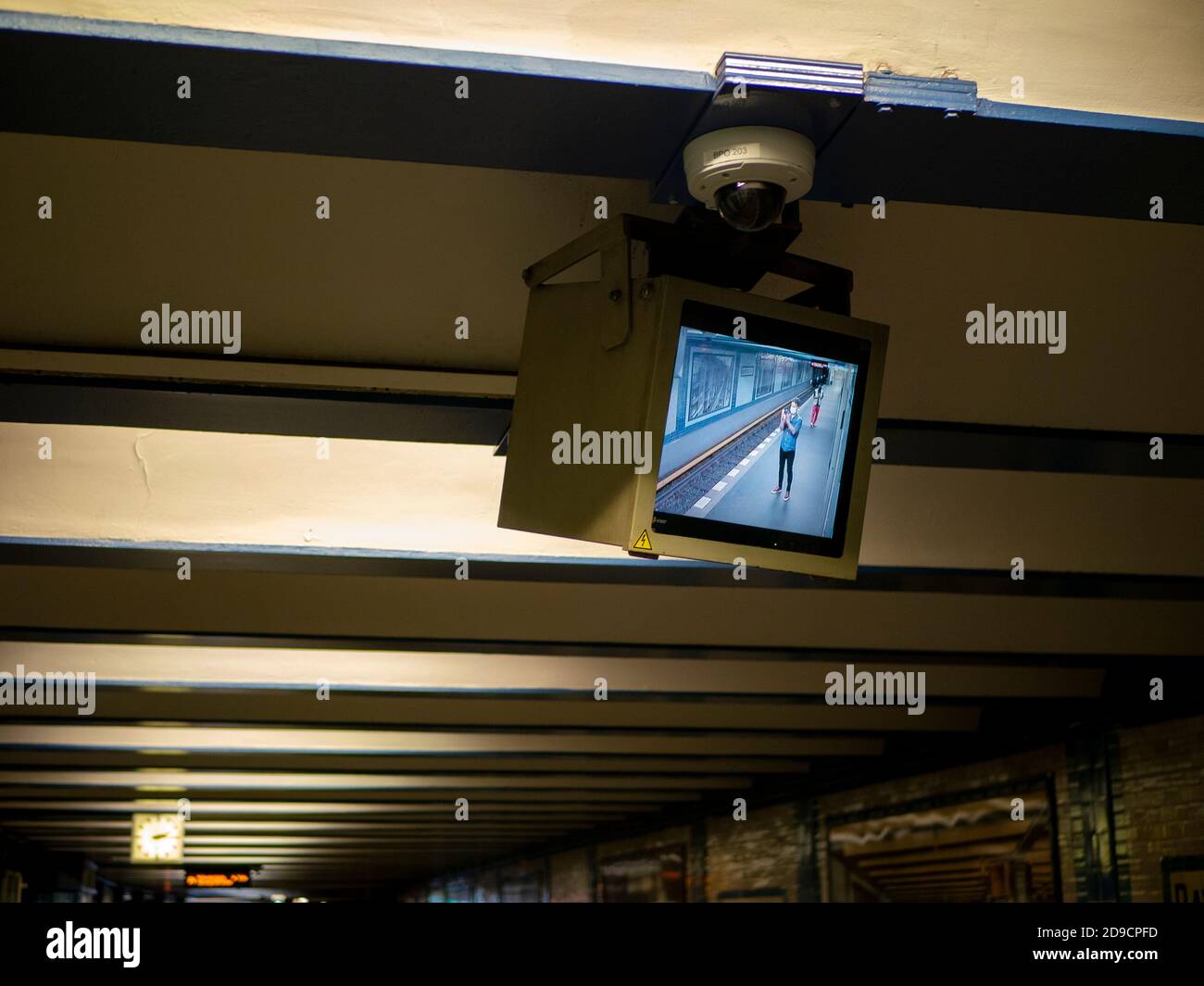 Ein geschlossenes Fernsehsystem in einem Bahnhof, das den Fotografen auf dem Monitor zeigt Stockfoto