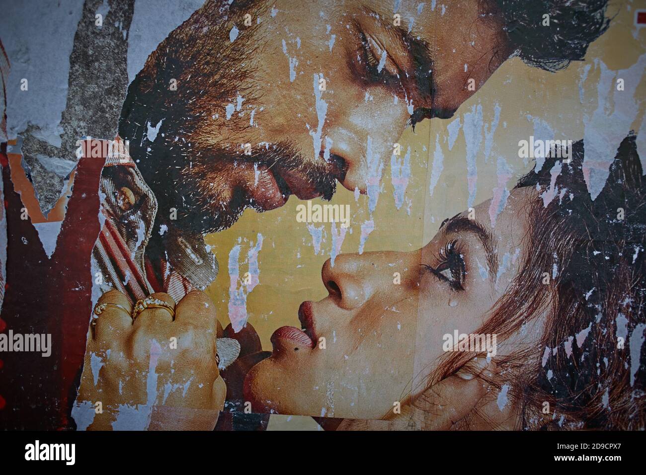 Kolkata, Indien, Januar 2016 Nahaufnahme eines alten bollywood-Filmplakers, das in der Straße festsaß. Stockfoto