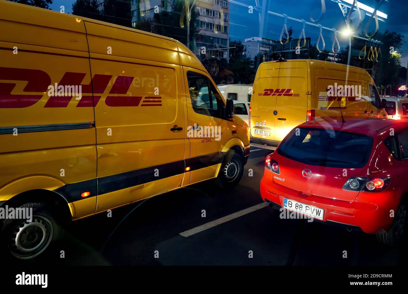 Bukarest, Rumänien - 19. Oktober 2020 ein gelber DHL Lieferwagen ist auf einer Straße in Bukarest zu sehen. Dieses Bild ist nur für redaktionelle Zwecke bestimmt. Stockfoto