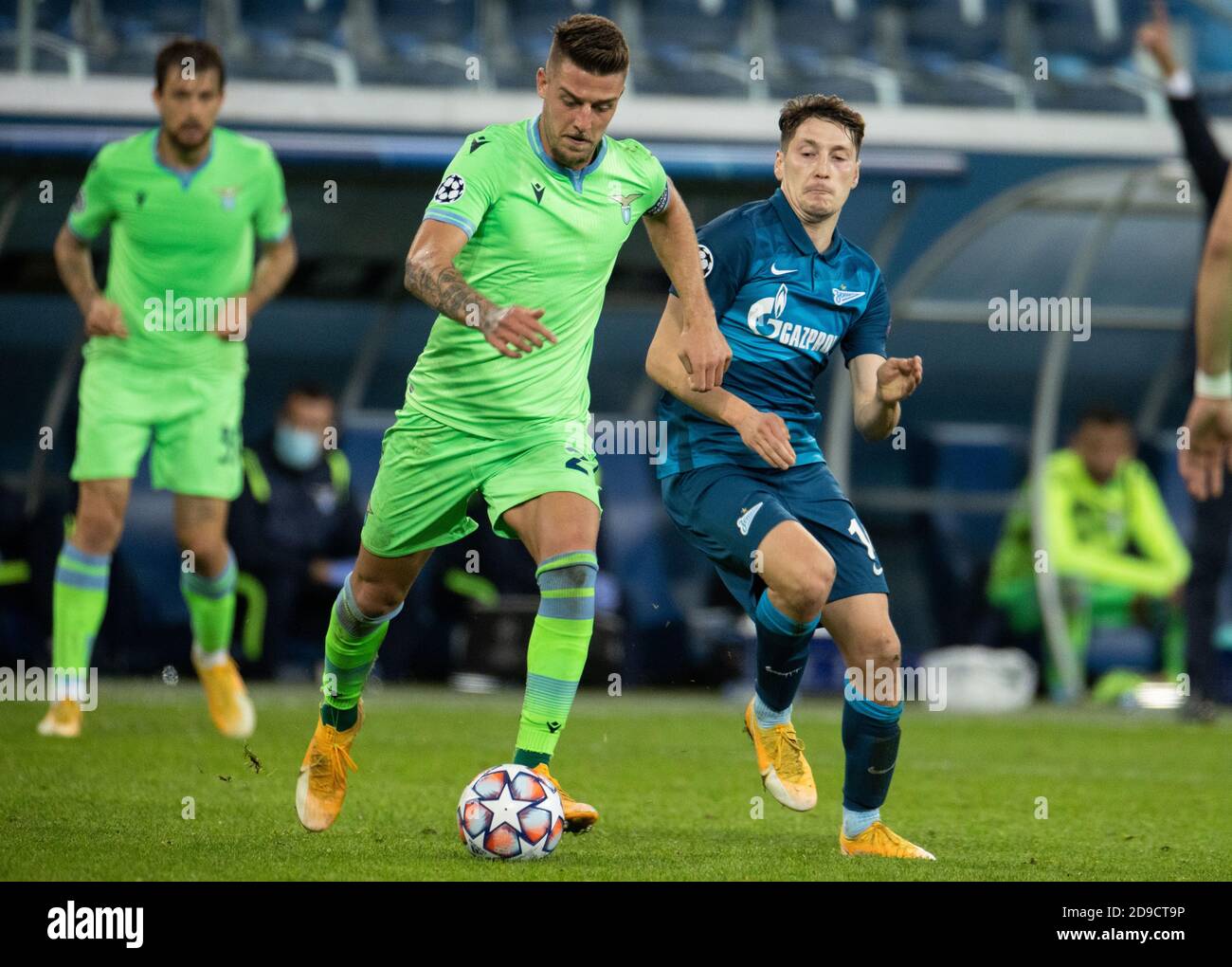 SANKT PETERSBURG, RUSSLAND - NOVEMBER 04: Sergej Milinković-Savić von SS Lazio und Daler Kuzyayev von Zenit St. Petersburg während des UEFA Champions League Gruppe F-Etappenspiels zwischen Zenit St. Petersburg und SS Lazio in der Gazprom Arena am 4. November 2020 in Sankt Petersburg, Russland. (Foto nach MB-Medien) Stockfoto