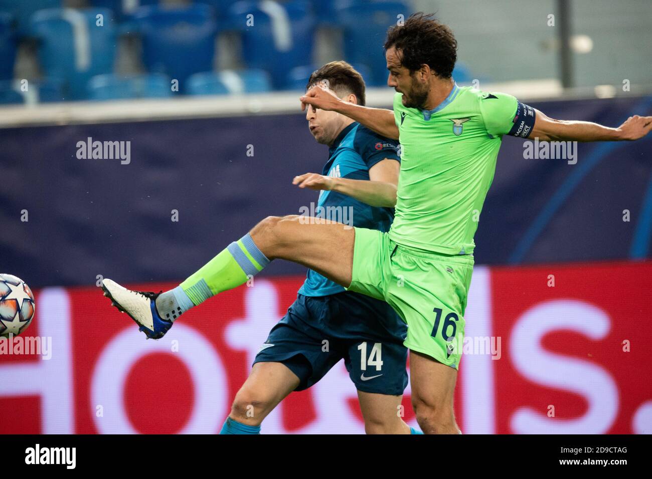 SANKT PETERSBURG, RUSSLAND - NOVEMBER 04: Marco Parolo von SS Lazio Wettbewerbe mit Daler Kuzyayev von Zenit St. Petersburg während der UEFA Champions League Gruppe F Etappenspiel zwischen Zenit St. Petersburg und SS Lazio in Gazprom Arena am 4. November 2020 in Sankt Petersburg, Russland. (Foto nach MB-Medien) Stockfoto